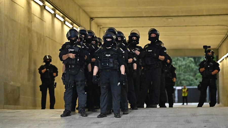 Pluton de poliție, gata de intervenție, la Poarta Maraton a Stadionului Olimpic din Berlin / Foto: Bild Probleme de securitate la Berlin. Ce au putut să facă polițiștii pe stadion!