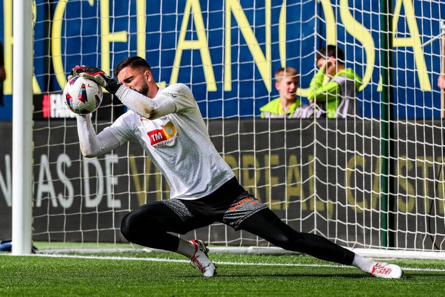 Giorgi Mamardashvili a făcut minuni în poarta Valenciei și s-a impus ca titular indiscutabil / Foto: Imago Din a patra divizie pe culmea Europei în 3 ani! » Fotbalistul refuzat de Craiova a costat 850.000 euro. Acum e cotat la 40 de milioane și e cel mai bun de la Euro 2024!