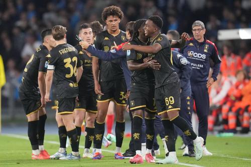Honest Ahanor celebrează cu colegii primul său gol marcat în Serie A, în Napoli - Genoa 2-2 / Foto: Imago