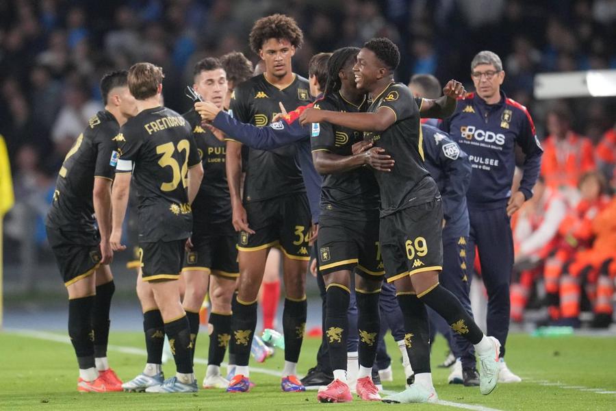 Honest Ahanor celebrează cu colegii primul gol influențat în Serie A, în Napoli - Genoa 2-2 / Foto: Imago Puștiul din academia lui Dan Șucu dă lovitura la 18 ani! » Transfer de 47 de milioane € pentru rezerva din Serie A