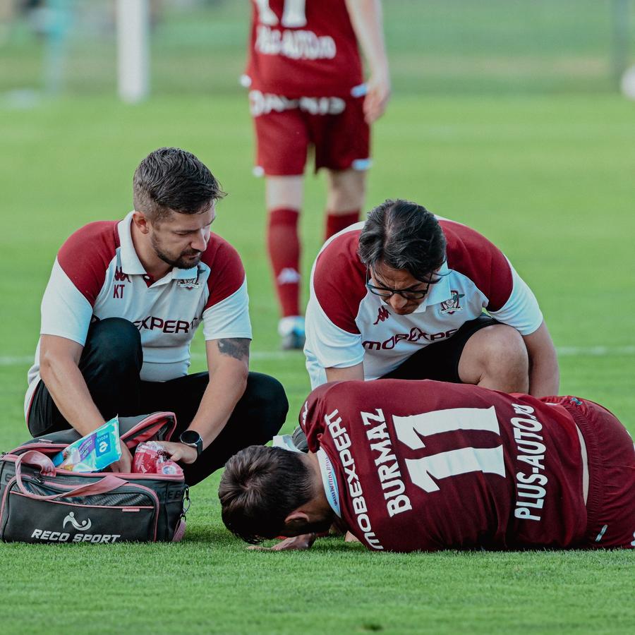 Accidentare gravă și an încheiat pentru Borisav Burmaz. FOTO: Facebook @FC Rapid 1923 Ce se întâmplă cu Borisav Burmaz » Costel Gâlcă, informație proaspătă despre atacantul Rapidului
