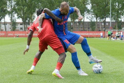 Denis Alibec, în FCSB - Almere City/ foto: Facebook @FCSB