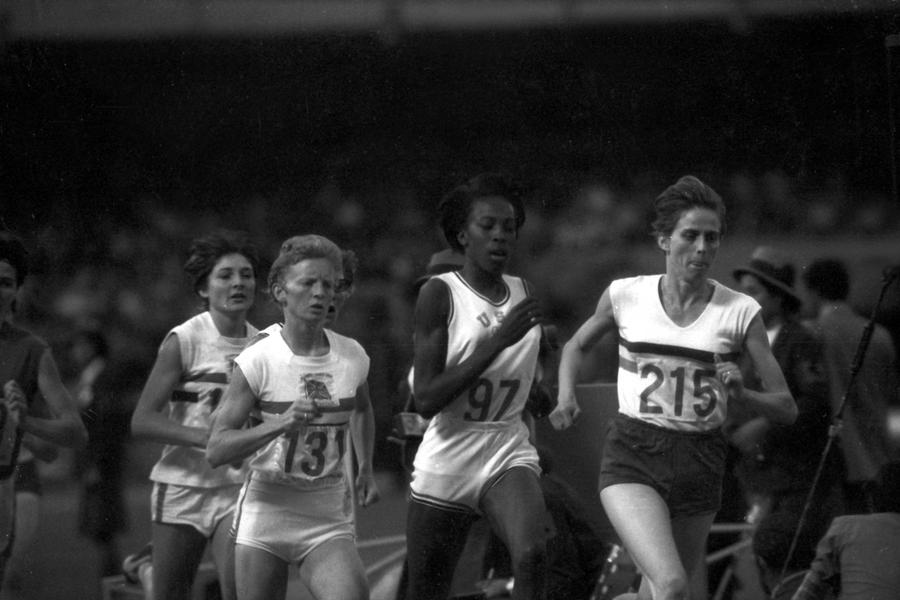 Ileana Silai, prima, în timpul cursei de la Jocurile Olimpice din 1968/Foto: Imago Images Vicecampioana olimpică Ileana Silai a decedat la vârsta de 83 de ani: „Un simbol al determinării, al eleganței și al demnității”