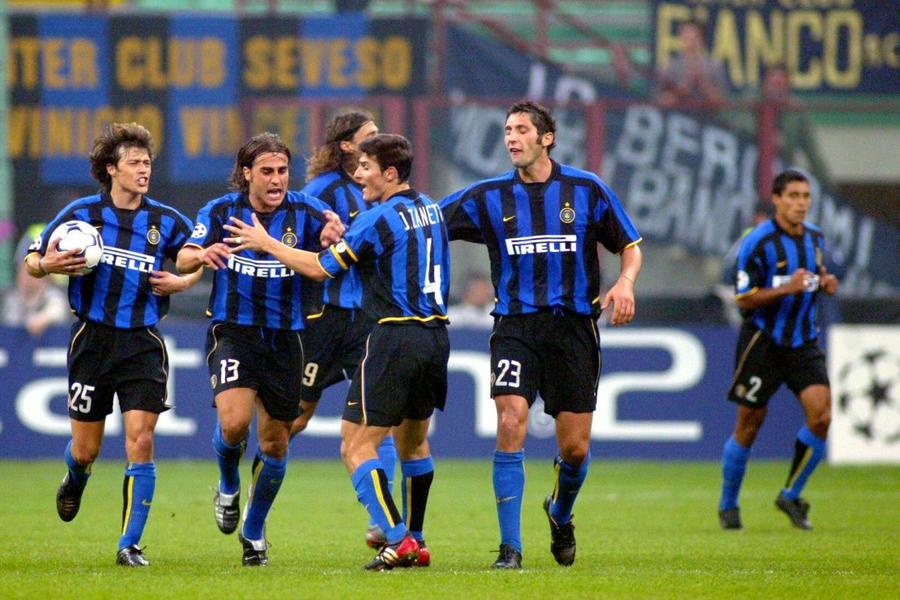 Matias Almeyda, sărbătorind un gol marcat de Fabio Cannavaro, alături de Javier Zanetti și Marco Materazzi, într-un meci de Ligă din octombrie 2022 / Foto: Imago Fostul adversar al lui Chivu și Mutu face mărturisiri tulburătoare: „Fumam zece țigări pe zi și am ajuns în comă alcoolică după cinci sticle de vin! Iau încă pastile antidepresive!”
