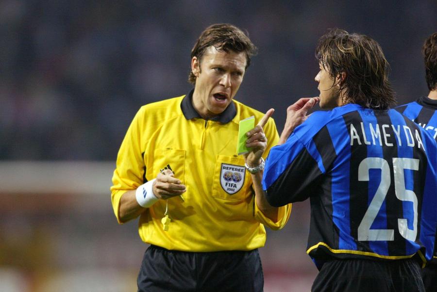 Matias Almeyda (Inter) primește un cartonaș galben din partea lui Urs Meier la meciul cu Ajax din Champions League / Foto: Imago Fostul adversar al lui Chivu și Mutu face mărturisiri tulburătoare: „Fumam zece țigări pe zi și am ajuns în comă alcoolică după cinci sticle de vin! Iau încă pastile antidepresive!”