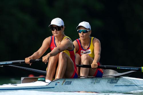 Simona Radiș și Magdalena Rusu la Cupa Mondială de la Lucerna Foto: FR Canotaj/Balint Czucz