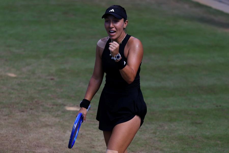 Jessica Pegula sărbătorind un punct în timpul finalei de la Bad Homburg Foto: Guliver/GettyImages Iga Swiatek, învinsă în prima ei finală disputată pe iarbă » Replici spumoase cu Jessica Pegula la festivitatea de premiere