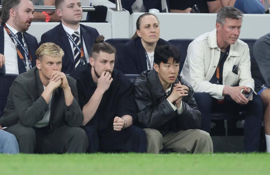 Radu Drăgușin, privind de pe banca de rezerve alături de Son Heung-Min, la meciul lui Tottenham cu Bodo/Glimt din semifinalele Europa League / Foto: Imago Verdict pentru Drăgușin după înlocuirea antrenorului: „Nu-i va fi mai ușor la Tottenham. Este singura soluție!”