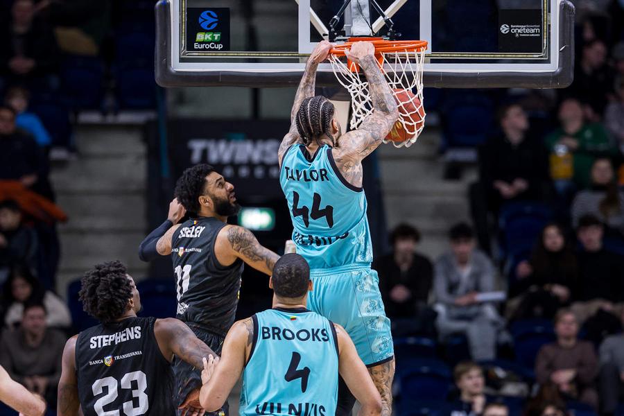 Jeff Taylor, marcând un dunk de lângă DJ Seeley, veteranul lui U-BT Cluj-Napoca/Foto: euroleaguebasketball.net A jucat 3 sezoane cu Luka Doncic, a câștigat Euroliga cu Real Madrid și tocmai a semnat cu U-BT Cluj-Napoca: „Un apărător incredibil”
