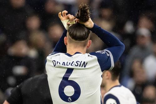 Numărul 6 este istorie la Tottenham pentru Radu Drăgușin (27 de selecții și un gol la echipa națională), care a câștigat un trofeu cu Spurs, Europa League 2024-2025 / Foto: Imago