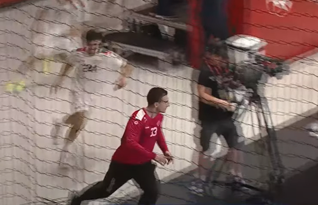 Scene nemaipomenite în semifinala CM de handbal U21 » Și-a calificat echipa în finală, în ultima secundă, apoi a luat-o la fugă prin tribune