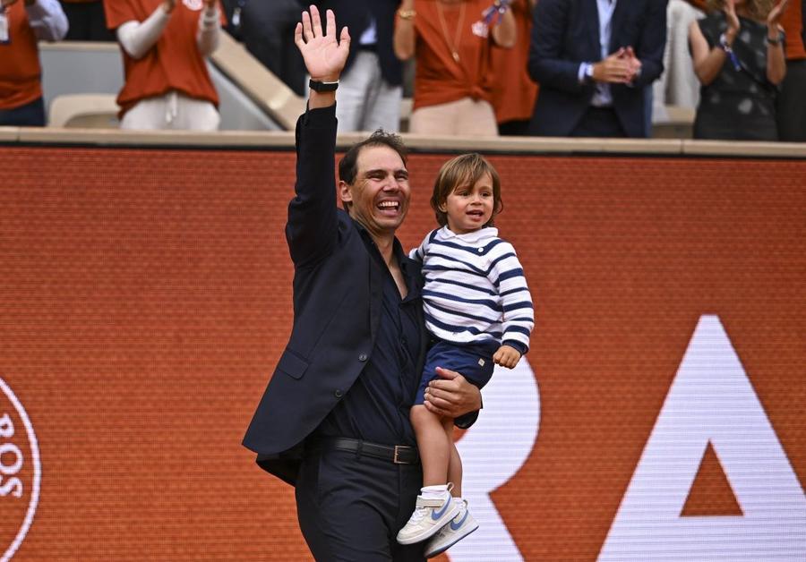 Rafael Nadal și fiul său la festivitatea organizată la Roland Garros 2025 Foto: Imago Images Cum s-a schimbat viața lui Rafael Nadal după retragere: „Credeam că voi juca golf de cinci ori pe săptămână...”