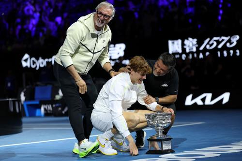 Jannik Sinner între Marco Panichi și Ulises Badio la Australian Open Foto: Guliver/GettyImages