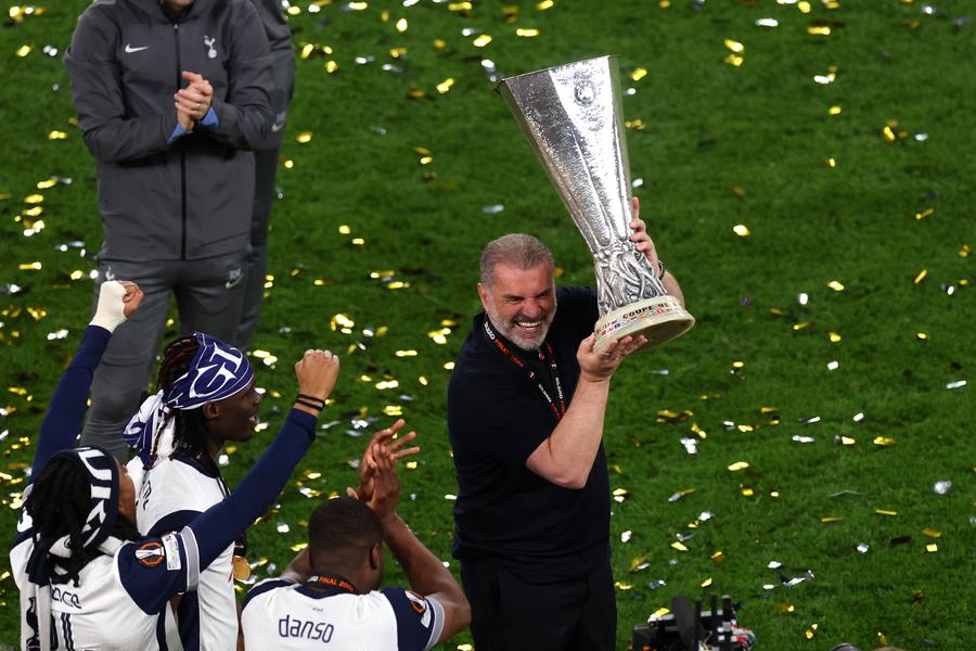 Ange Postecoglou, după triumful din finala Europa League (sezonul 2024/2025) // FOTO: Getty Images Ange Postecoglou este aproape de revenire! Fostul antrenor al lui Radu Drăgușin negociază cu o echipă de la Mondialul Cluburilor