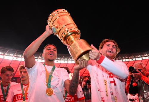 Nick Woltemade (dreapta), după succesul din finala DFB Pokal // FOTO: Getty Images