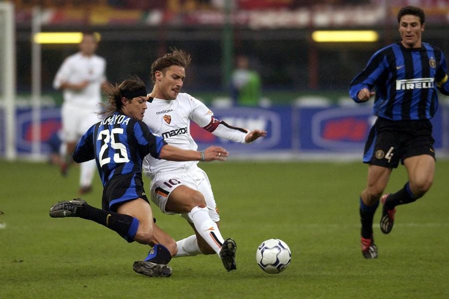 Matias Almeyda (Inter), într-un duel cu Francesco Totti, căpitanul Romei, în octombrie 2003 / Foto: Imago Fostul adversar al lui Chivu și Mutu face mărturisiri tulburătoare: „Fumam zece țigări pe zi și am ajuns în comă alcoolică după cinci sticle de vin! Iau încă pastile antidepresive!”