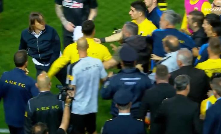 Matias Almeyda a fost imposibil de stâpânit acum un an și două luni la derbyul dintre PAOK și AEK Atena / Foto: Nova Sport