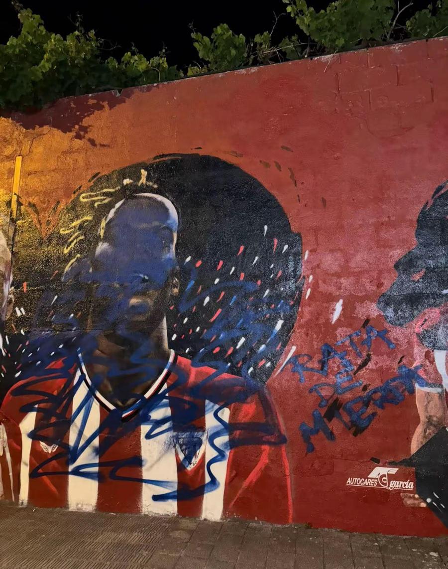 „Șobolan” » Pictura fotbalistului dorit insistent de Barcelona a fost vandalizată