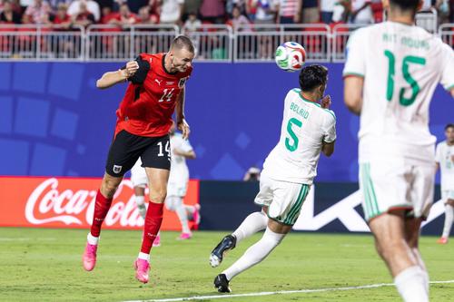 Sasa Kalajdzic, stânga, înscrie golul care a calificat Austria în „16”-imi, la 3-3 cu Algeria / Foto: Imago