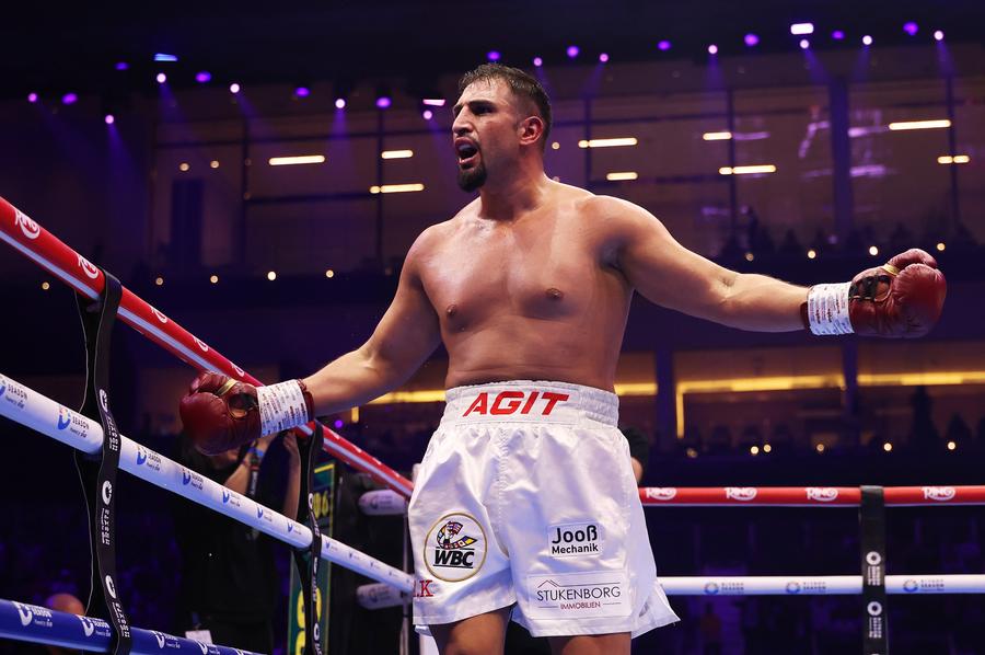 Agit Kabayel, noul campion mondial WBC la categoria grea/Foto: Getty Images Moment istoric în box! Oleksandr Usyk a renunțat la centurile sale, provocând o situație nemaivăzută de 94 de ani