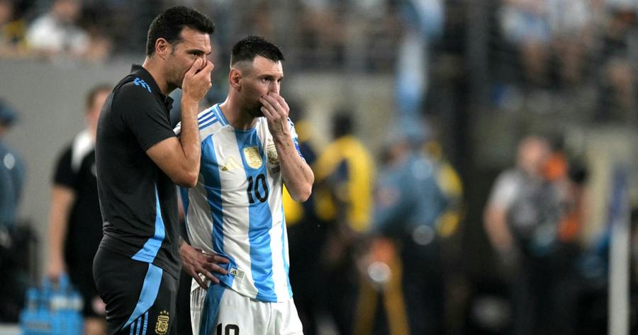 Lionel Messi și Lionel Scaloni // foto: X Cum a comentat Scaloni imaginea virală cu Leo Messi din timpul meciului Argentina - Iordania » A stârnit hohote de râs la conferință