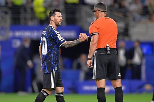 Fabulos ce a reușit Lionel Messi chiar sub ochii lui Istvan Kovacs // foto: Imago