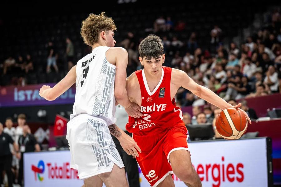 Prestație incredibilă pentru Darius Căruțașu la Mondialul U17/Foto: fiba.basketball Prestație incredibilă pentru Darius Căruțașu la Mondialul U17! Născut în România, el reprezintă Turcia în competițiile internaționale