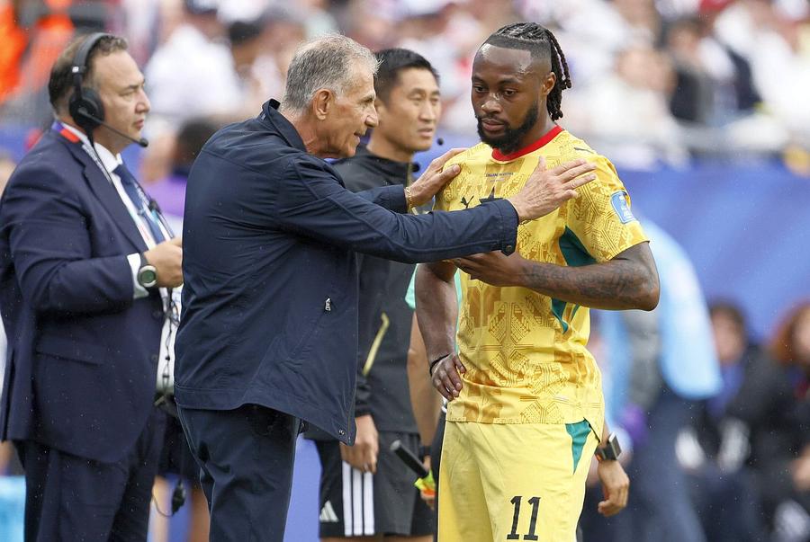 Carlos Queiroz, aici alături de unul dintre cei mai importanți jucători ai lui, Antoine Semenyo // foto: Imago Images Neplătit pentru Mondial, antrenorul refuză să discute prelungirea acordului! » Asistentul său îl poate înlocui