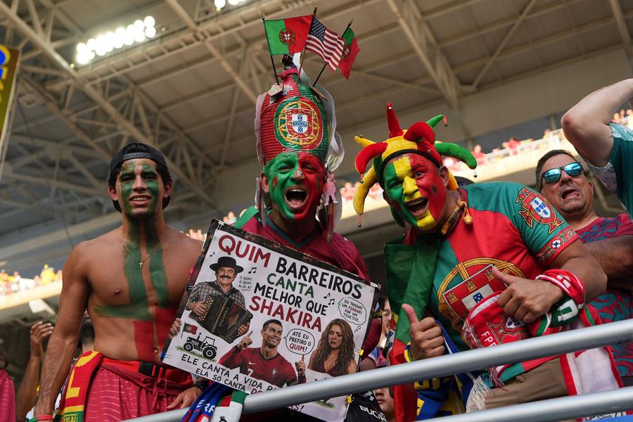 Fanii Portugaliei la meciul cu Columbia // foto: Imago Images Cât a ajuns să coste un bilet la Portugalia - Croația » Prețul s-a dublat în câteva ore