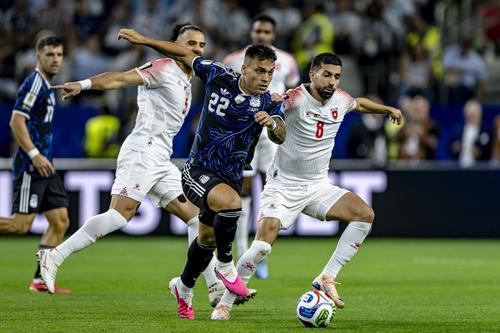 Lautaro Martinez (nr. 22), în acțiune contra Algeriei