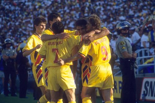 Florin Răducioiu (numărul 9) la Mondialul din 1994, unde a reușit patru goluri // foto: Imago