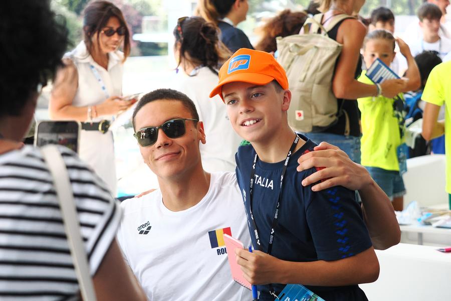 David Popovici alături de micii fani FOTO Roxana Fleșeru Roma e a lui David Popovici! AUR și la 200 metri liber în Trofeo Settecolli » RECORD al competiției