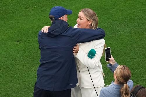 Thomas Tuchel o îmbrățișează pe prezentatoarea ITV, Laura Woods