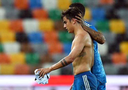Paulo Dybala a suferit o întindere a dreptului femural al coapsei stângi în meciul împotriva Sampdoriei, scor 2-0, şi va lipsi minimum zece zile. La limită pentru returul 