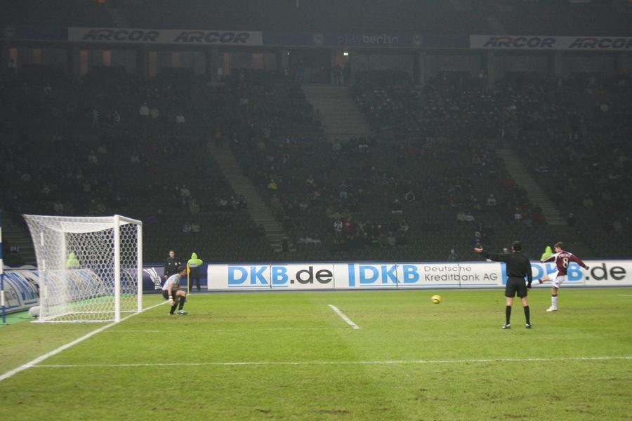 Vali Negru transformă penaltyul din meciul cu Hertha VIDEO EXCLUSIV Moment emoționant în direct: eroul Rapidului de la Berlin, în lacrimi, povestind anul de chin care l-a făcut UEFAntastic: „A fost o tortură. Îmi cădeau smocuri de păr”