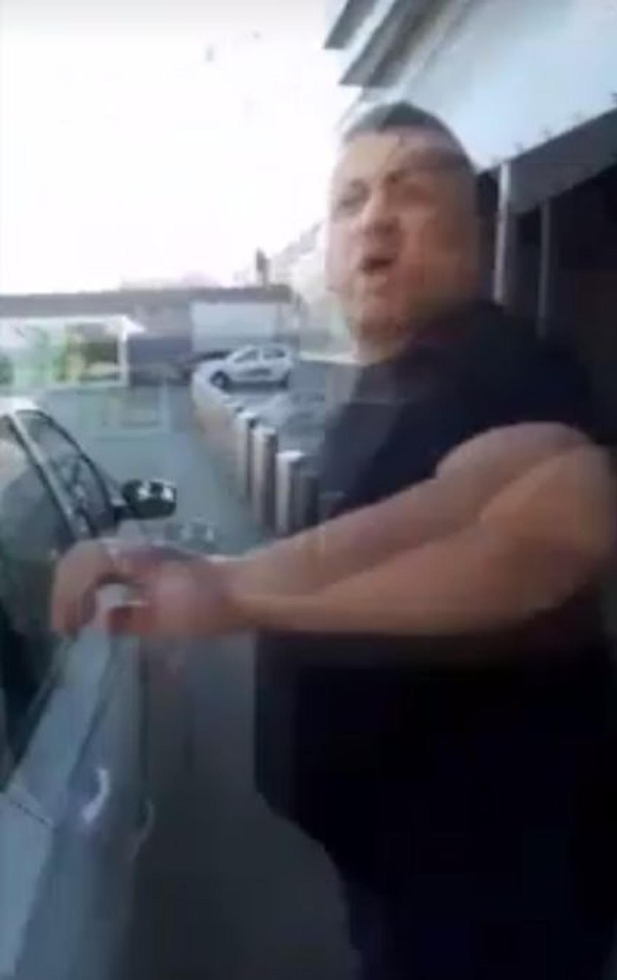 Agent de pază Kaufland scuipă client