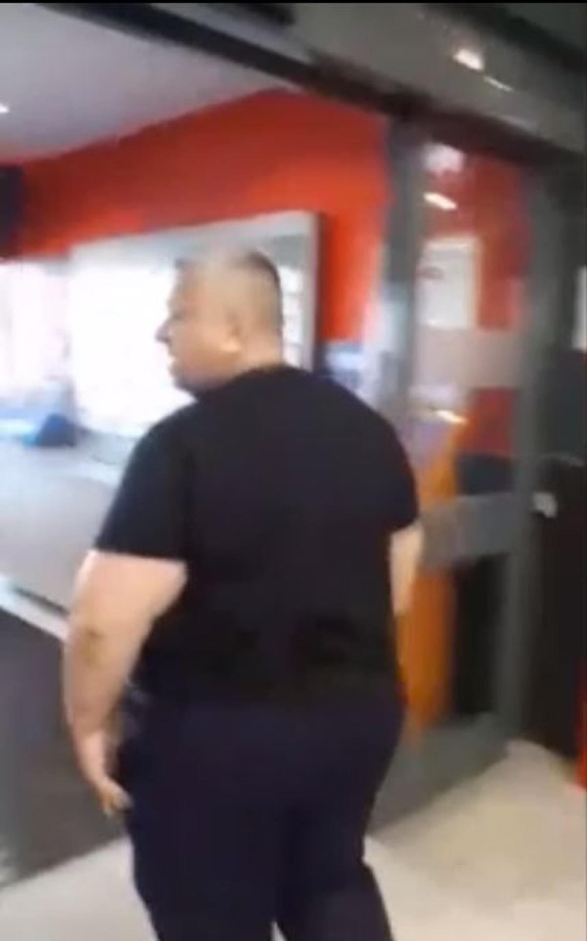 Agent de pază Kaufland scuipă client