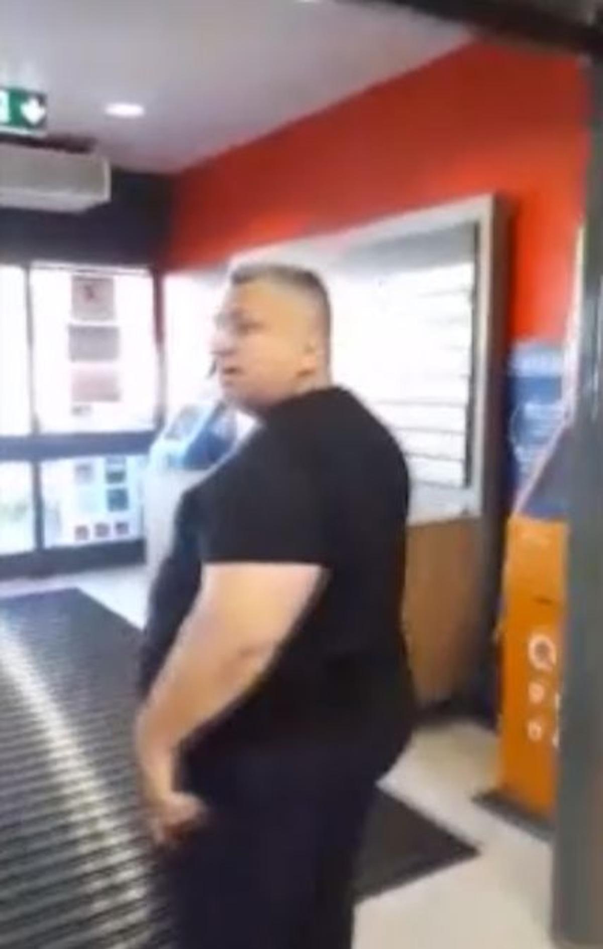 Agent de pază Kaufland scuipă client