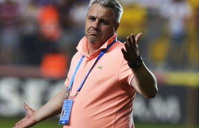 Marius Șumudică, aroganță maximă pe aeroport » Nu-l știe pe atacantul de la FCSB: „Nu-l cunosc!”