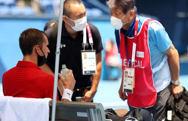 Momente teribile în disputa Medvedev - Fognini de la Jocurile Olimpice: „Dacă mor aici, cine își asumă reponsabilitatea?” + Badosa, scoasă în cărucior de pe teren
