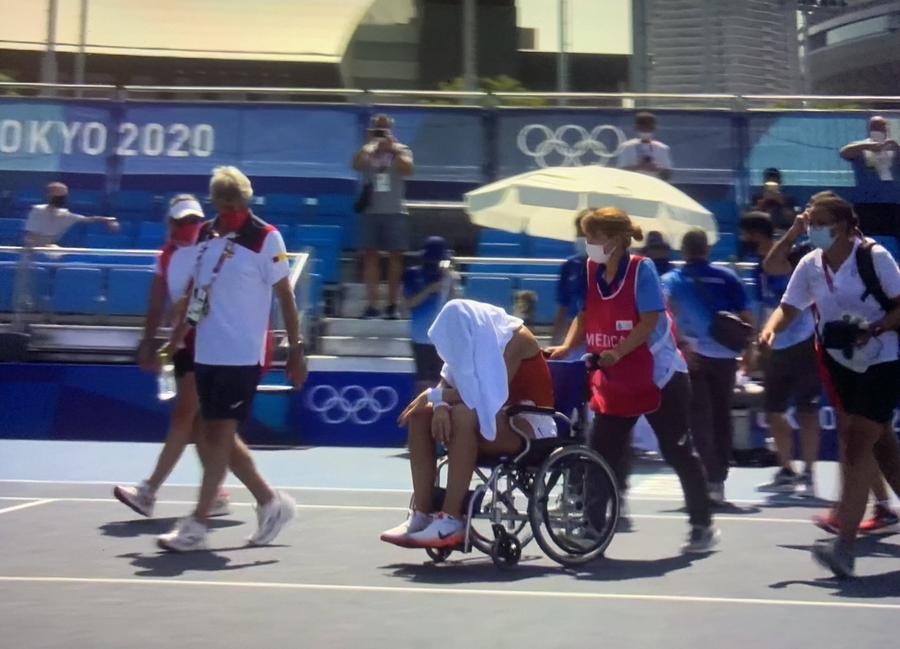 FOTO: Twitter @cr_hariPriya Momente teribile în disputa Medvedev - Fognini de la Jocurile Olimpice: „Dacă mor aici, cine își asumă reponsabilitatea?” + Badosa, scoasă în cărucior de pe teren