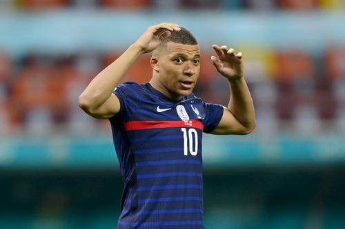 Kylian Mbappe (22 de ani) pare conștient că va rămâne la PSG cel puțin pentru încă un sezon, deși dorința atacantului este de a îmbrăca tricoul lui Real Madrid.