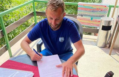 Imaginea decăderii » Fostul fotbalist al lui Dinamo, prezentat cu coșul de gunoi și preșul scos la uscat