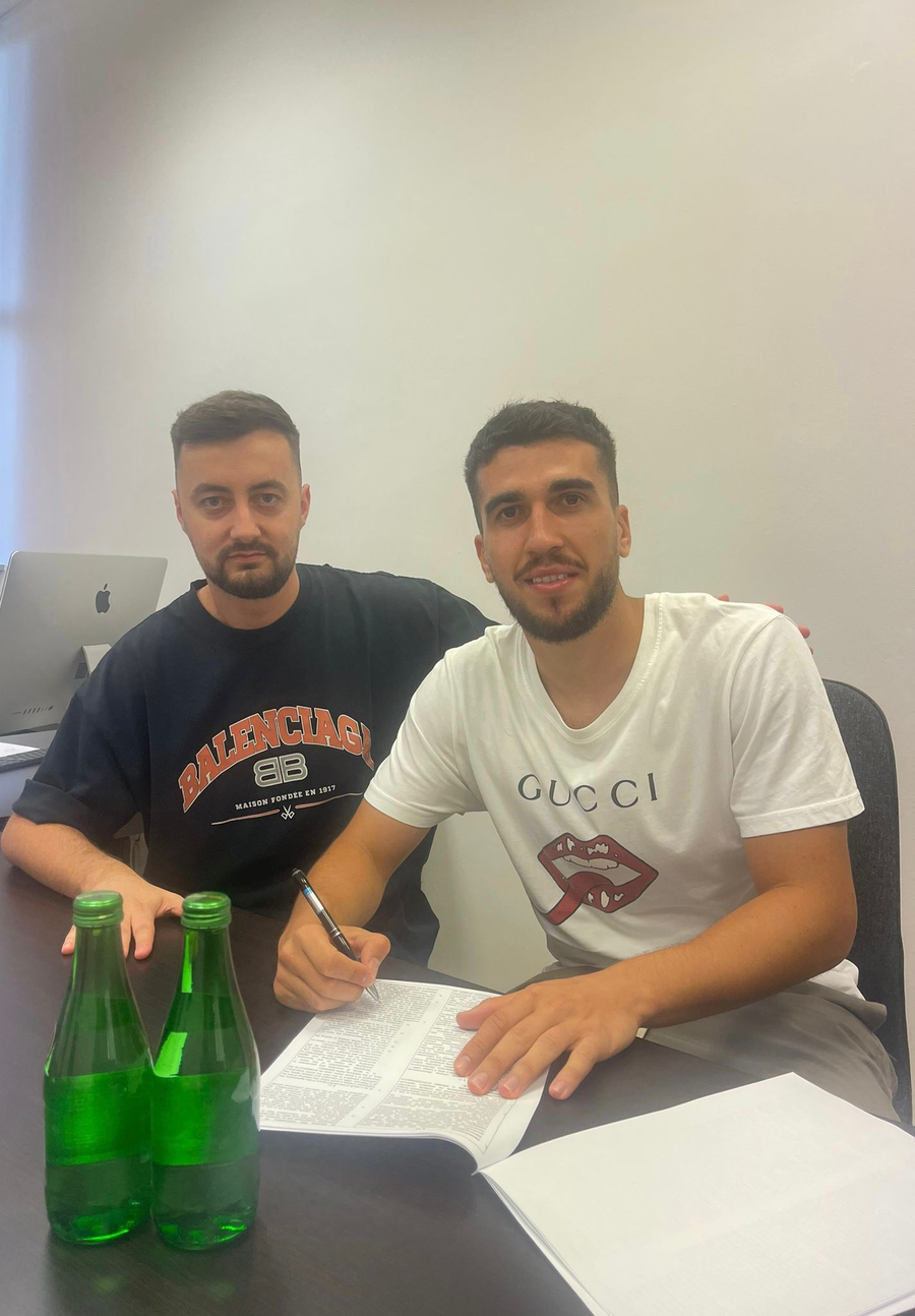 Ronaldo Deaconu, alături de agentul Marius Avram, la semnarea contractului Ronaldo Deaconu și-a găsit echipă, după ce transferul la CFR Cluj a picat » A semnat cu o nou-promovată