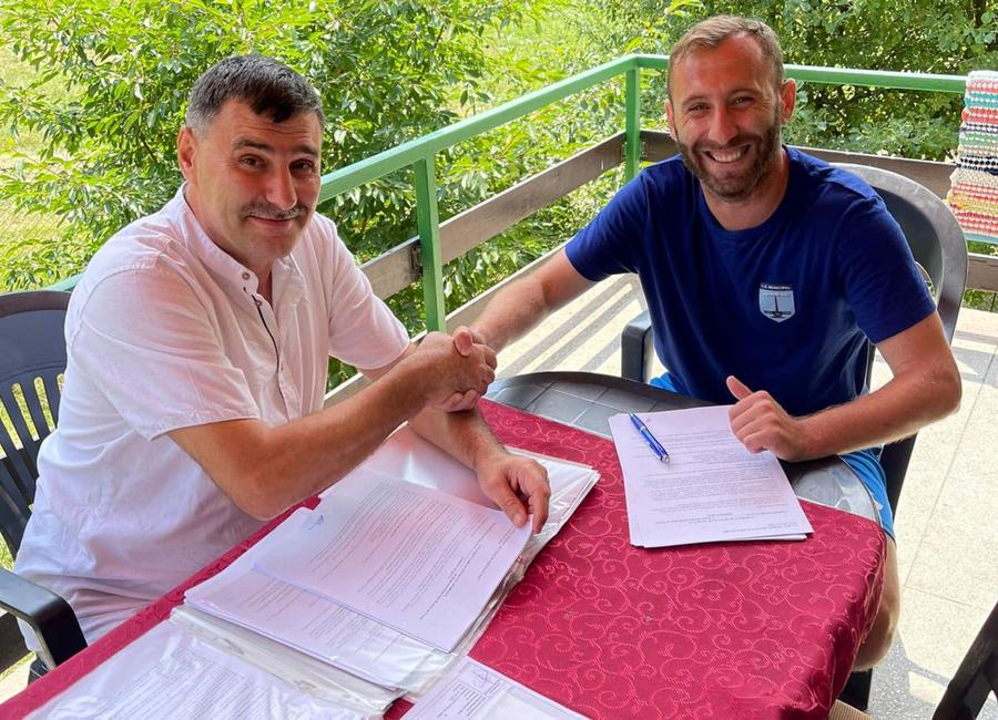 Sorin Strătilă a semnat prelungirea cu CSM Focșani într-un decor inedit / Sursă foto: Facebook CS Dinamo a transferat doi fotbaliști care au jucat și la Dinamo din Liga 2: „O nouă provocare”