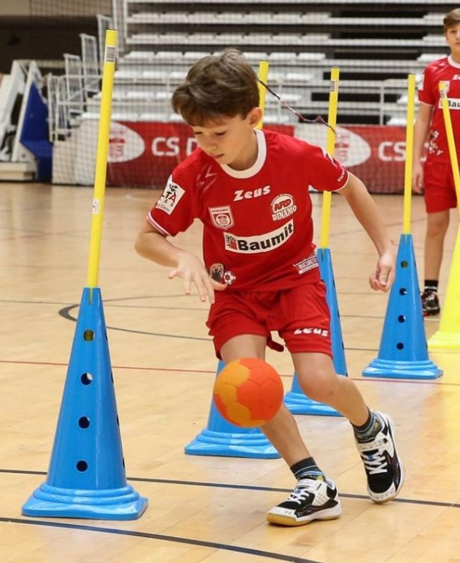 Antrenamentele presupun și „munca de jos”, cum ar fi slalomul printre jaloane Cât costă să faci sport în România? Episodul 6: HANDBAL. Sport național pe cont propriu: părinții plătesc tot!