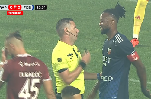Rapid - FC Botoșani » Junior Pius, stoperul moldovenilor, a comis un penalty în minutul 14, transformat de Marko Dugandzic.