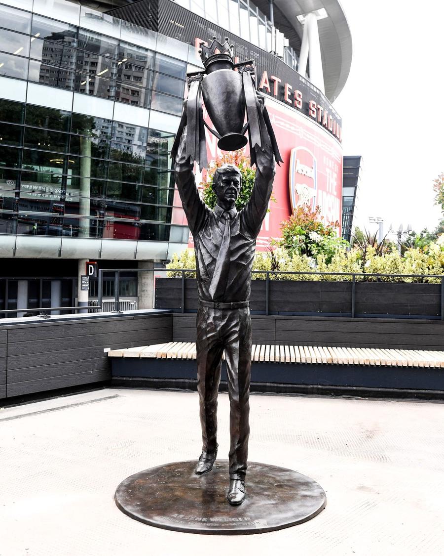 Statuia lui Arsene Wenger/ foto: Twitter Arsenal i-a făcut o statuie de 3 metri și jumătate lui Arsene Wenger, managerul francez al „tunarilor” timp de 22 de sezoane