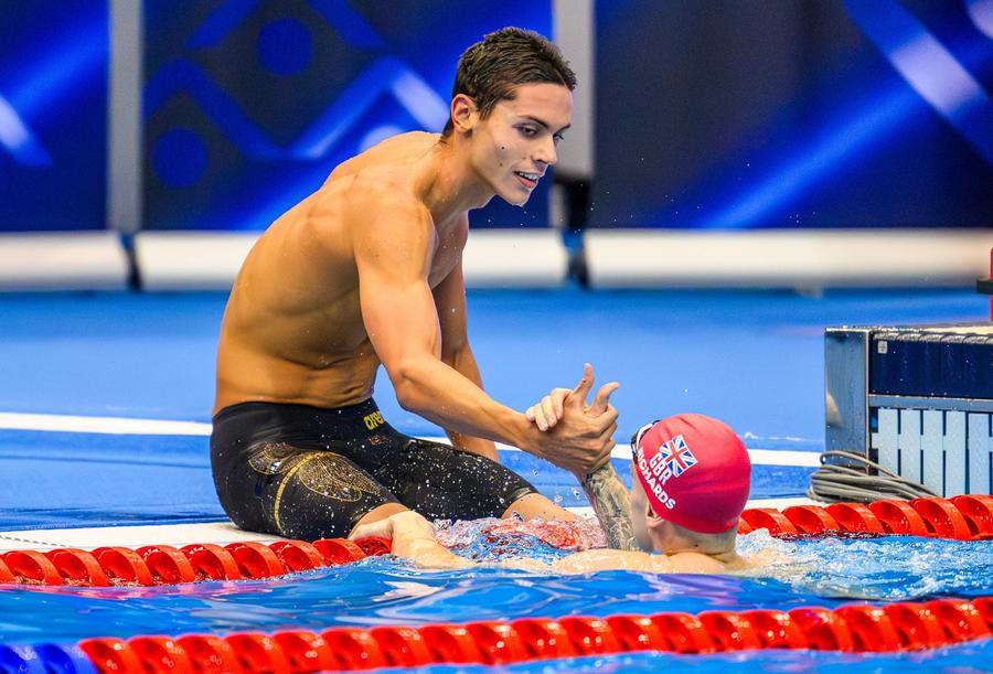 David Popovici și Matthew Richards la finalul probei de 100 m liber (foto: Raed Krishan/GSP) Trei episoade la Fukuoka » Mulțimea de jurnaliști, declarațiile adversarilor lui David Popovici și excepția Leon Marchand