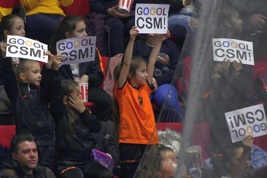 Când joacă „cei mari” copiii fac galerie în tribune Cât costă să faci sport în România? Episodul 6: HANDBAL. Sport național pe cont propriu: părinții plătesc tot!